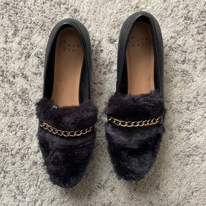 ✌🏼A New Day Black Fuzzy Mules Gold Chain 8 1/2